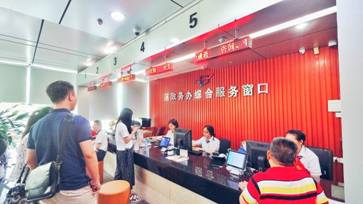 区政务服务中心综合受理窗开设绿色通道服务重点项目